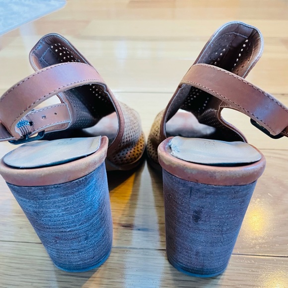 Kelsi Dagger 7.5 Brooklyn KDP Perforated Peep Toe, Back Strap Sandals - Picture 4 of 6